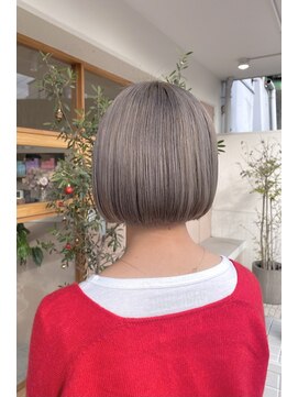 モカヘアー(mocha hair) ミニボブ/シルバーベージュ/ブリーチカラー/透明感カラー