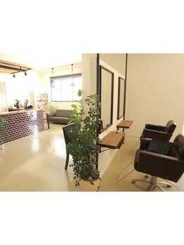 男女共に幅広い年齢層で、スタッフ同士も仲の良いサロンです♪居心地の良い空間でリラックスしませんか。