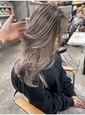 レイヤーボブハイライトブリーチレイヤーハイトーングレージュ