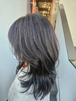 大人向けミデイアムレイヤーカットが人気！顔周りの動きで雰囲気を変え、あなたの魅力を最大限に引き出す★