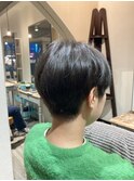 暗めでも透明感！ハンサムショート
