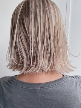 ヌーフェム(nuu fem) ミルクティーベージュダブルカラーブロンドベージュミニボブ