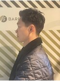 誠実さを醸し出す黒髪ショートのアップバング#2