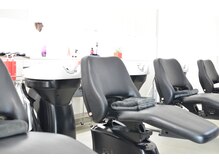 トラップヘアーの雰囲気（ゆったりとしたシャンプー台でオージュアもできます。）
