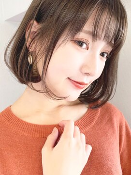 テテ(tete.) 透明感グレーベージュが可愛い大人Aラインボブ