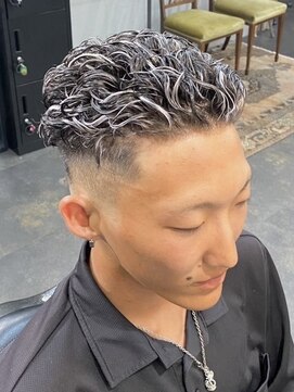 ミッドシー(mid-c) 極道パーマ×メッシュカラー［フェード/ホワイトメッシュ］