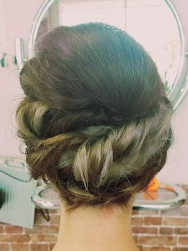 髪こうぼう 編み込みとタイトロープのヘアセット♪