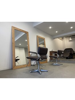 周りを気にせずゆったりと過ごせるプライベート空間。上質な空間で美髪へ導きます―。