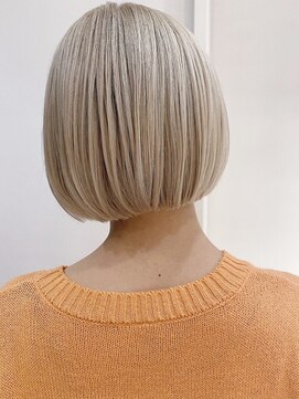 ヌーフェム(nuu fem) ミルクティーベージュダブルカラーブロンドベージュミニボブ