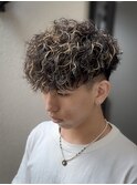 スペインカール×メンズパーマ×メッシュハイライト×フェード