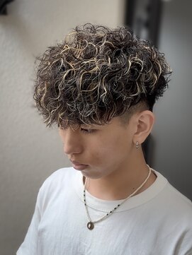 メンズサロン ガウディ 高槻店(men's salon Gaudi) スペインカール×メンズパーマ×メッシュハイライト×フェード