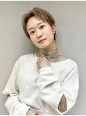 メンズライクショート/ベージュ系カラー/デコ出しショート/日吉