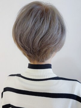 リコ(LIKO) 大人のグレイショートスタイル☆大人ヘア/明るい白髪染め/ぼかし