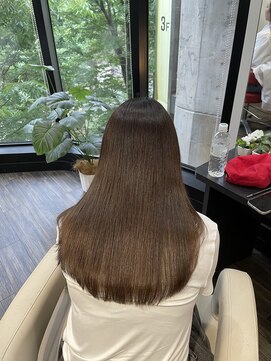 ヨンセンチメートルヒロサカ(4cm HIROSAKA) 艶髪ブラウン