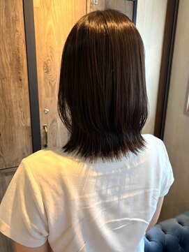 ナフィ バイ エイム 町田店(Nafie by eim) 外ハネ×くびれレイヤーで軽やか大人ミディ/やわらかブラウン