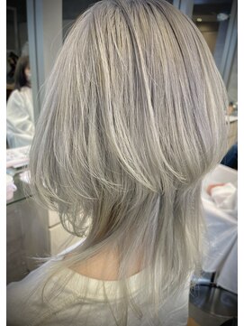 キャラ シャローネ 池袋(Chara Chalone) ホワイトシルバー/ウルフカット進化系クラゲカット/前下がり