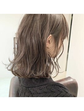 アイリス(IRIS) 大人シアーベージュミニウルフボブミディアムレイヤー