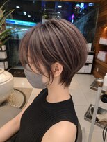 ロハスバイケンジ(LOHAS by KENJE) 白髪ぼかしとくびれショートで大人の立体感