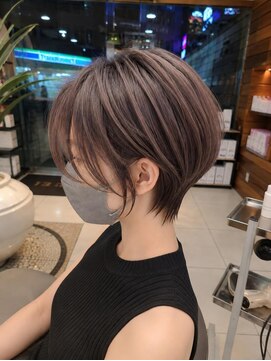 ロハスバイケンジ(LOHAS by KENJE) 白髪ぼかしとくびれショートで大人の立体感