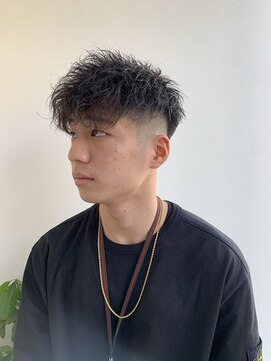 イーラ(era) スパイラルパーマ短髪フェード刈り上げ