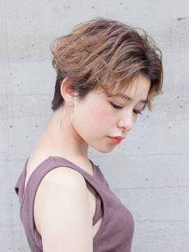 メイクス 表参道(MAKE'S omotesando) センターパートのくせ毛風エッジショート