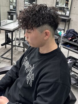 イーラ(era) バロックパーマ前下がりマッシュ黒髪ツイストスパイラルパーマ