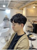 20代30代40代◎スーツ刈り上げ短髪ナチュラルパーマスタイル