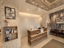 ヘアメイク アース 佐賀鳥栖店(HAIR&MAKE EARTH)の雰囲気(明るいエントランスでお客様をお迎えします。)