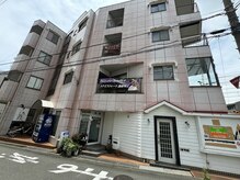 ピリラニ チョップ ショップ(PILILANI CHOP SHOP)の雰囲気（青色の自販機の真横の階段で2階に上がり白い扉を開けて下さい）