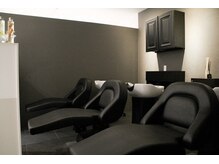 【全台フルフラットシャンプー台】首にも負担が少なく、半個室空間が味わえるリラックス空間♪