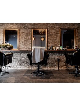 こだわりのあるミッドセンチュリーな雰囲気の店内で身だしなみを整えつつ、日々の疲れを癒します！