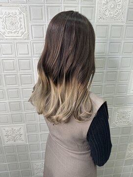 ヘンリエッタ 表参道(Henrietta) グラデーションホワイトベージュ