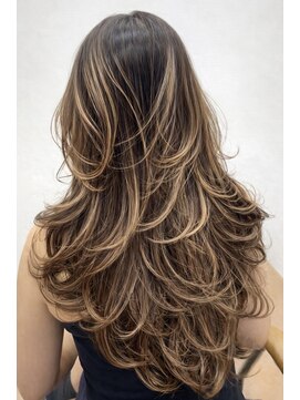 ヌエン 渋谷(NU/EN) ココアブラウンハイライト/バタフライレイヤー/ハッシュカット