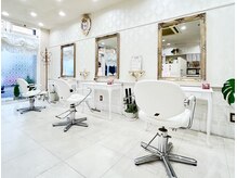 ヘア ビューティー ストーク 東浦店(Hair Beauty Stork)の雰囲気（白を基調に落ち着ける空間に）