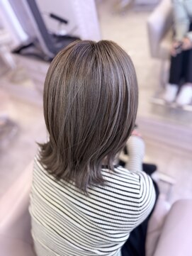 今っぽさ満点！立体感ハイライト×くびれ外ハネヘア！