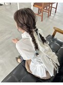 ベージュとみつあみ