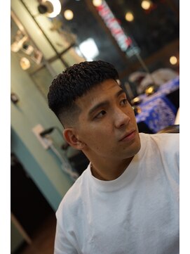 タイト スワッグ バーバーワークス(TIGHT SWAG BARBERWORKS) スキンフェード×アイロンパーマ