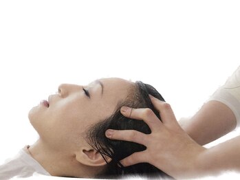 ヨシユキ(YOSIYUKI)の写真/頭皮の状態を見極め、あなたに合ったヘッドスパをご提案◎頭皮ケアとヘッドスパで癒しのひと時を♪