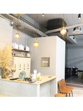 【Q&A】美容室では静かにリラックスして過ごしたいです♪店内の雰囲気や利用できる設備を教えてください！