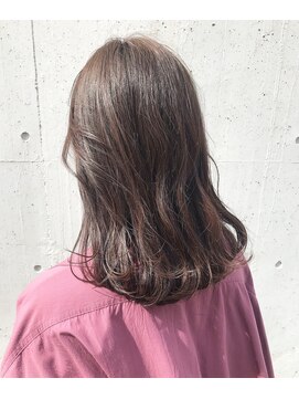 ヘアデザイン ソラ(Sola) ナチュラルラベンダーベージュ ゆるやかウェーブロング
