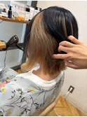 ホワイトブロンドインナーカラー×黒髪ボブヘア切りっぱなし