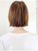 上品な艶感で好印象を叶える切りっぱなしボブ