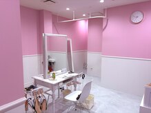ホワイト 栄駅店(White)の雰囲気（ピンクと白基調でかわいいサロンです♪）