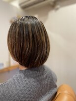 スノウ(snow)&nbsp;マッシュな白髪ぼかし（刈り上げ）