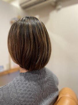 スノウ(snow) マッシュな白髪ぼかし(刈り上げ)