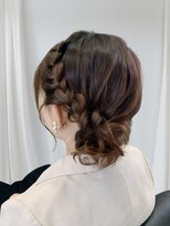 アヴソリューク(Absoluk)&nbsp;編み込みサイドシニヨン　結婚式　お呼ばれヘアセット