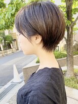 アンド ストーリーズ(&STORIES)&nbsp;大人可愛い耳かけショートボブダークアッシュブラウン毛先パーマ