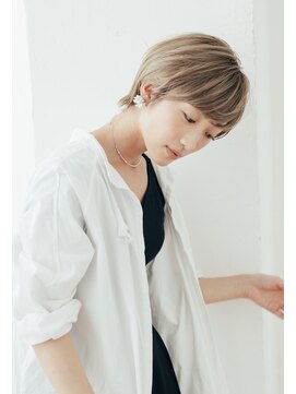 ダブル(W) タイトハンサムショートでクールな女性に　ココアベージュ