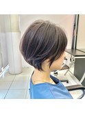 大人丸みショート　グレーベージュシアカラーショートヘア