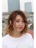 ミディアム外巻き小顔スパイラルハイトーングラデーションカラー